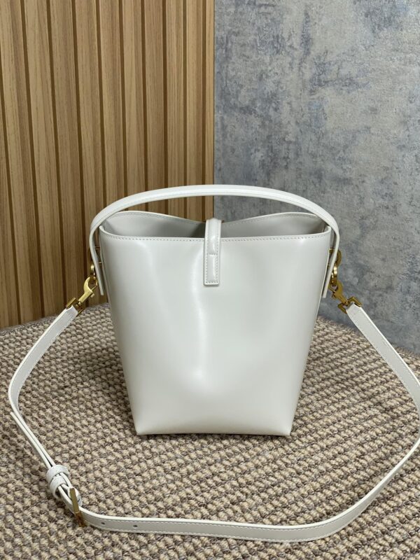 img_aed707d3_20241217_i1734416147_813_8_jpg LE 37 SMALL BUCKET BAG 20 IN WHITE CALFSKIN GOLD HARDWARE