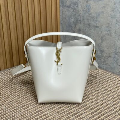 img_aed707d3_20241217_i1734416147_8579_7_jpg LE 37 SMALL BUCKET BAG 20 IN WHITE CALFSKIN GOLD HARDWARE