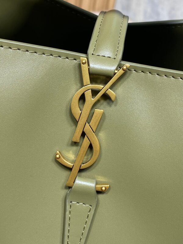 img_aed707d3_20241220_i1734689037_2544_0_jpg LE 37 SMALL BUCKET BAG 20 IN AVOCADO GREEN CALFSKIN GOLD HARDWARE