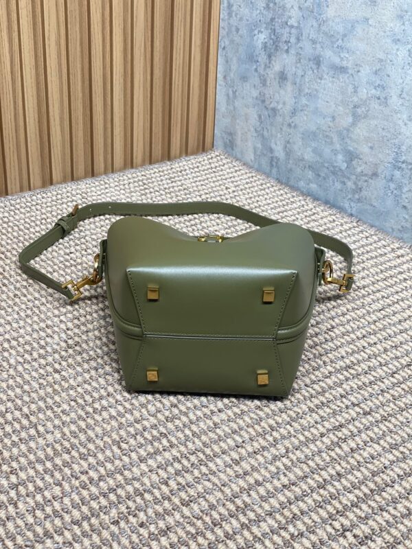 img_aed707d3_20241220_i1734689038_7562_0_jpg LE 37 SMALL BUCKET BAG 20 IN AVOCADO GREEN CALFSKIN GOLD HARDWARE