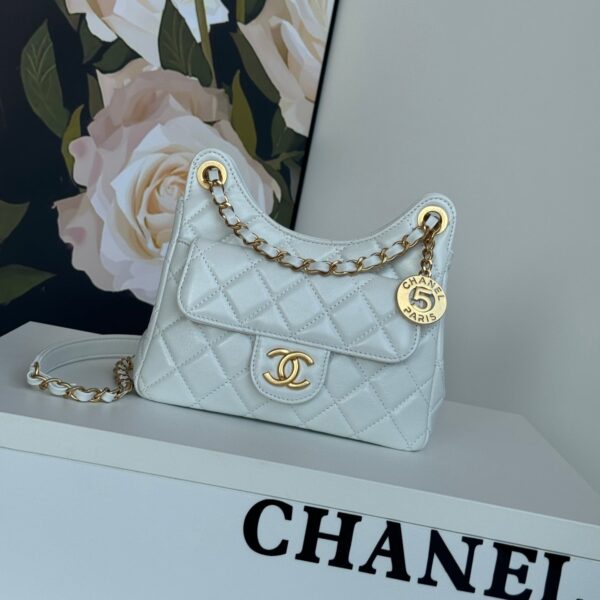 img_b5cc9469_20240920_i1726816805_4357_1_jpg_d04603dc-c2ee-4010-92c6-db9b13e07077 CHANEL 25S HOBO BAG 19 CM IN WHITE LAMBSKIN WITH GOLD HARDWARE