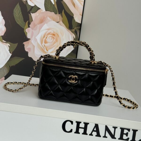 img_b5cc9469_20241020_i1729412947_3969_5_jpg SMALL VANITY CASE 17 WITH HANDLE IN BLACK CALFSKIN GOLD METAL CHAIN