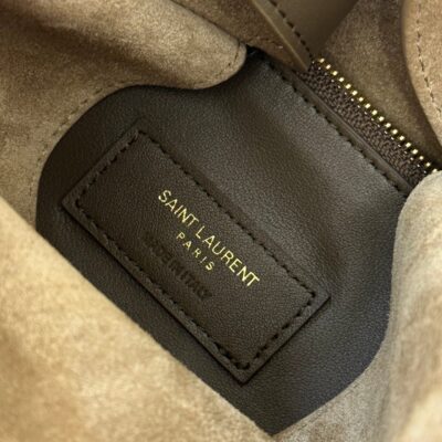img_bce60362_20231028_i1698460290_1600_7_jpg LE 5 À 7 SUPPLE SMALL 22 IN PEANUT BROWN SUEDE