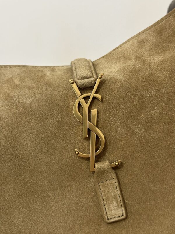 img_bce60362_20231028_i1698460290_3223_5_jpg LE 5 À 7 SUPPLE SMALL 22 IN PEANUT BROWN SUEDE