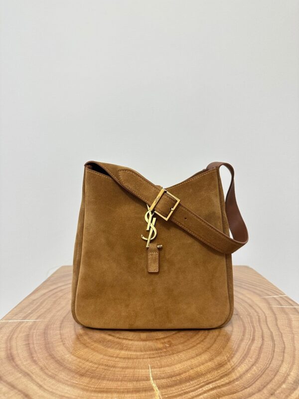 LE 5 À 7  SUPPLE SMALL 22 IN  CARAMEL BROWN SUEDE