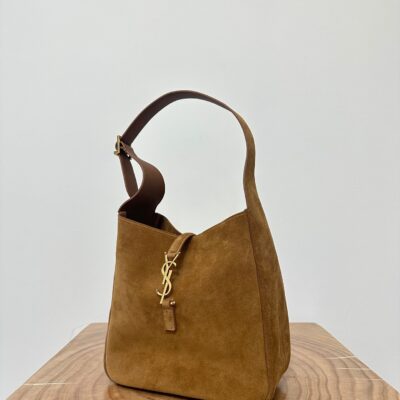 LE 5 À 7  SUPPLE SMALL 22 IN  CARAMEL BROWN SUEDE