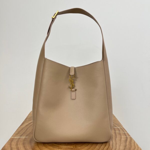 img_bce60362_20241117_i1731820851_1358_6_jpg LE 5 À 7 LARGE SUPPLE 31 IN LIGHT BROWN GRAINED CALFSKIN