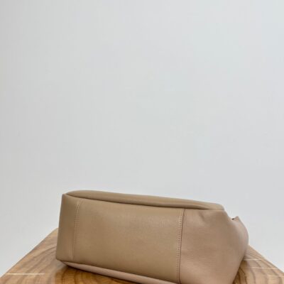 img_bce60362_20241117_i1731820851_3513_4_jpg LE 5 À 7 LARGE SUPPLE 31 IN LIGHT BROWN GRAINED CALFSKIN
