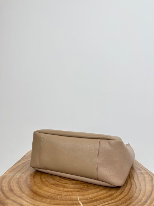 img_bce60362_20241117_i1731820851_3513_4_jpg LE 5 À 7 LARGE SUPPLE 31 IN LIGHT BROWN GRAINED CALFSKIN