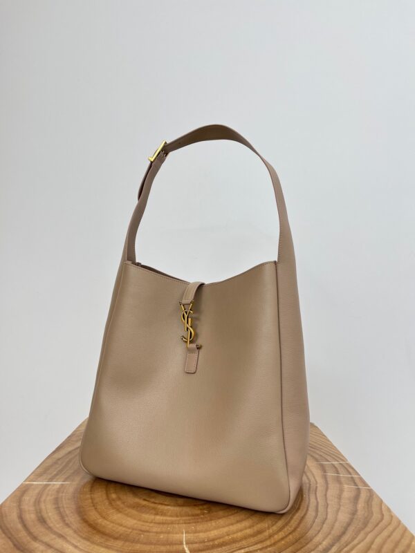 img_bce60362_20241117_i1731820851_3709_2_jpg LE 5 À 7 LARGE SUPPLE 31 IN LIGHT BROWN GRAINED CALFSKIN