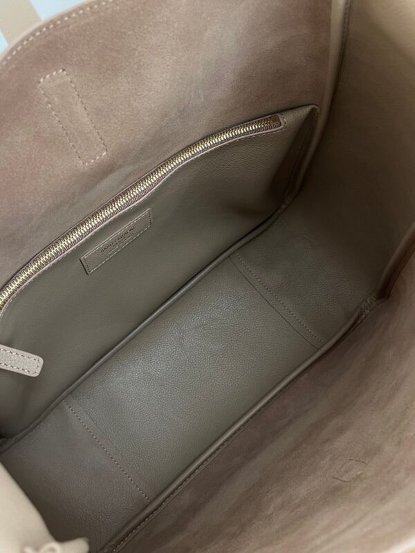 img_bce60362_20241117_i1731820851_4322_1_jpg LE 5 À 7 LARGE SUPPLE 31 IN LIGHT BROWN GRAINED CALFSKIN