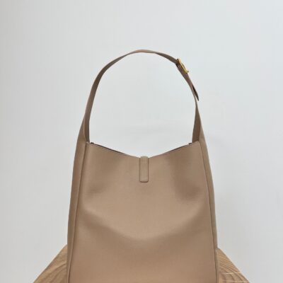 img_bce60362_20241117_i1731820851_4834_8_jpg LE 5 À 7 LARGE SUPPLE 31 IN LIGHT BROWN GRAINED CALFSKIN