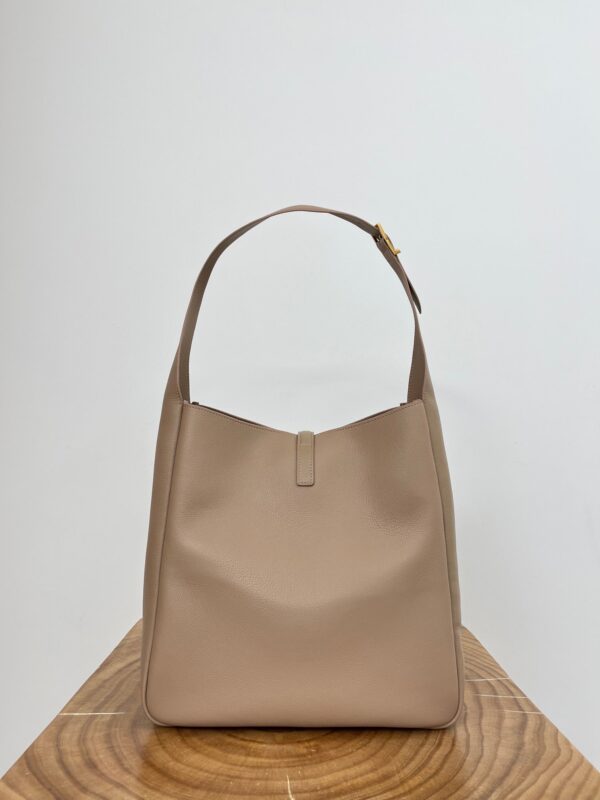 img_bce60362_20241117_i1731820851_4834_8_jpg LE 5 À 7 LARGE SUPPLE 31 IN LIGHT BROWN GRAINED CALFSKIN