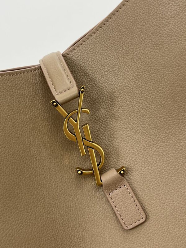 img_bce60362_20241117_i1731820851_6879_7_jpg LE 5 À 7 LARGE SUPPLE 31 IN LIGHT BROWN GRAINED CALFSKIN