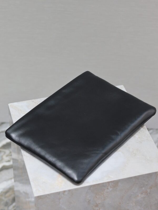 img_c8ebba50_20240327_i1711532874_3874_1_jpg CALYPSO LARGE POUCH 30 IN BLACK SMOOTH LAMBSKIN