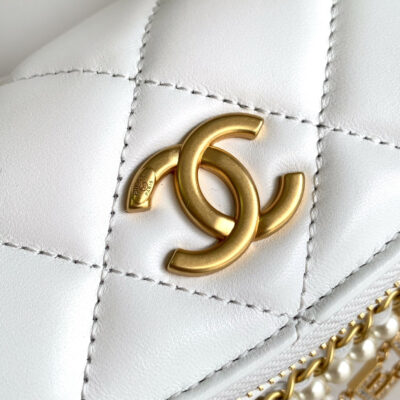 img_d0c94e6f_20240630_i1719730071_621_0_jpg CC WAIST 24 BAG IN WHITE CALFSKIN WITH PEARL CHAIN AND GOLD HARDWARE
