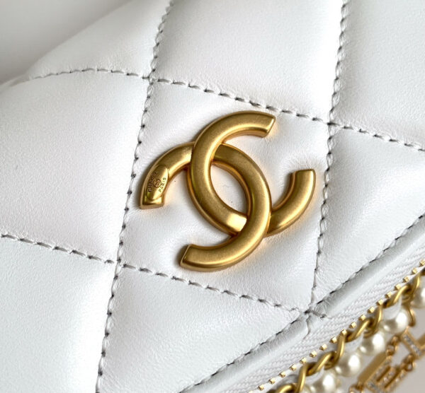 img_d0c94e6f_20240630_i1719730071_621_0_jpg CC WAIST 24 BAG IN WHITE CALFSKIN WITH PEARL CHAIN AND GOLD HARDWARE