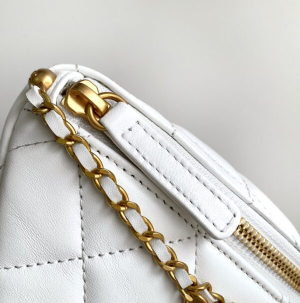 img_d0c94e6f_20240630_i1719730071_7489_1_jpg CC WAIST 24 BAG IN WHITE CALFSKIN WITH PEARL CHAIN AND GOLD HARDWARE