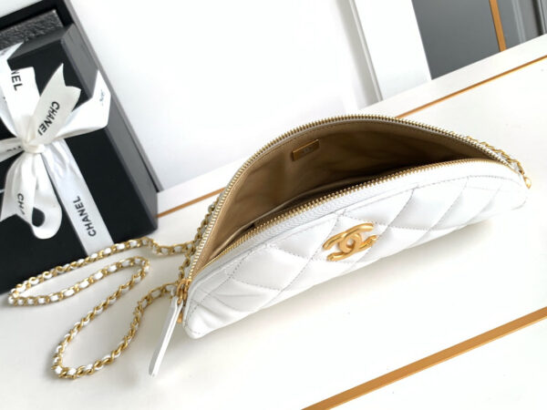 img_d0c94e6f_20240630_i1719730072_5477_7_jpg CC WAIST 24 BAG IN WHITE CALFSKIN WITH PEARL CHAIN AND GOLD HARDWARE