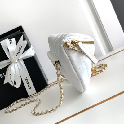 img_d0c94e6f_20240630_i1719730072_6241_8_jpg CC WAIST 24 BAG IN WHITE CALFSKIN WITH PEARL CHAIN AND GOLD HARDWARE