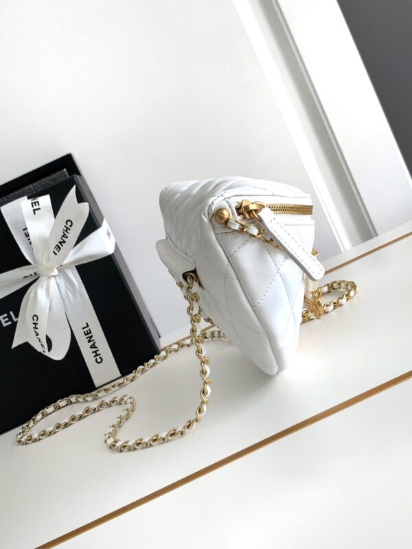 img_d0c94e6f_20240630_i1719730072_6241_8_jpg CC WAIST 24 BAG IN WHITE CALFSKIN WITH PEARL CHAIN AND GOLD HARDWARE
