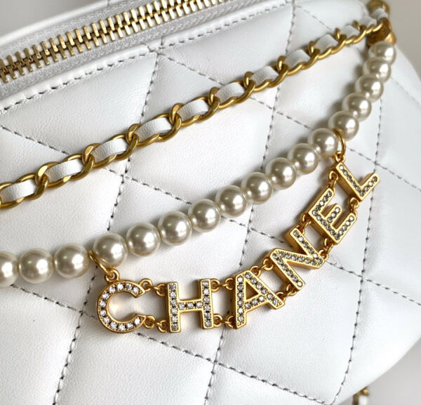 img_d0c94e6f_20240630_i1719730072_8253_4_jpg CC WAIST 24 BAG IN WHITE CALFSKIN WITH PEARL CHAIN AND GOLD HARDWARE