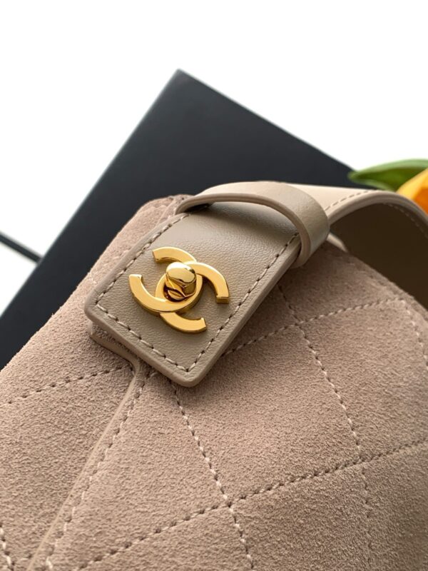 img_ecb71349_20260613_i1781286624748_9713_0_5_jpg CHANEL 26S BUCKET SHOULDER BAG MEDIUM 29 IN LIGHT BEIGE SUEDE AND CALFSKIN GOLD HARDWARE