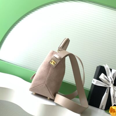 img_ecb71349_20260613_i1781286624755_2740_0_1_jpg CHANEL 26S BUCKET SHOULDER BAG MEDIUM 29 IN LIGHT BEIGE SUEDE AND CALFSKIN GOLD HARDWARE