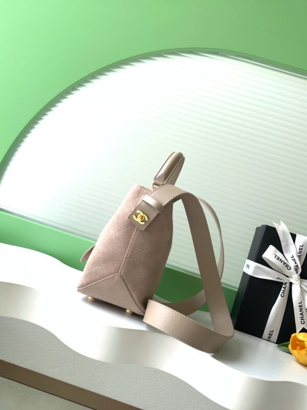 img_ecb71349_20260613_i1781286624755_2740_0_1_jpg CHANEL 26S BUCKET SHOULDER BAG MEDIUM 29 IN LIGHT BEIGE SUEDE AND CALFSKIN GOLD HARDWARE