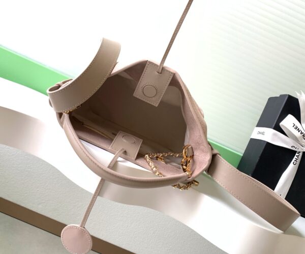 img_ecb71349_20260613_i1781286624802_8957_0_7_jpg CHANEL 26S BUCKET SHOULDER BAG MEDIUM 29 IN LIGHT BEIGE SUEDE AND CALFSKIN GOLD HARDWARE