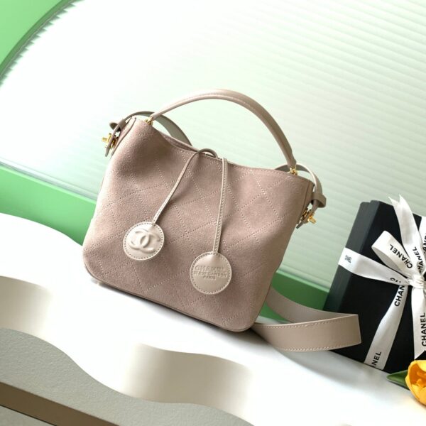 img_ecb71349_20260613_i1781286625024_1355_0_0_jpg CHANEL 26S BUCKET SHOULDER BAG MEDIUM 29 IN LIGHT BEIGE SUEDE AND CALFSKIN GOLD HARDWARE
