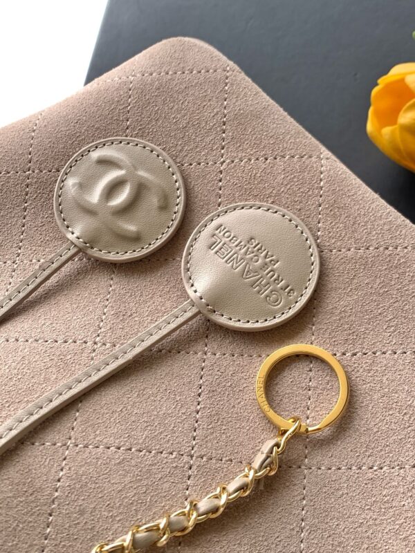 img_ecb71349_20260613_i1781286625644_1367_0_4_jpg CHANEL 26S BUCKET SHOULDER BAG MEDIUM 29 IN LIGHT BEIGE SUEDE AND CALFSKIN GOLD HARDWARE