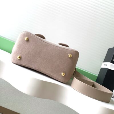 img_ecb71349_20260613_i1781286625647_1798_0_3_jpg CHANEL 26S BUCKET SHOULDER BAG MEDIUM 29 IN LIGHT BEIGE SUEDE AND CALFSKIN GOLD HARDWARE