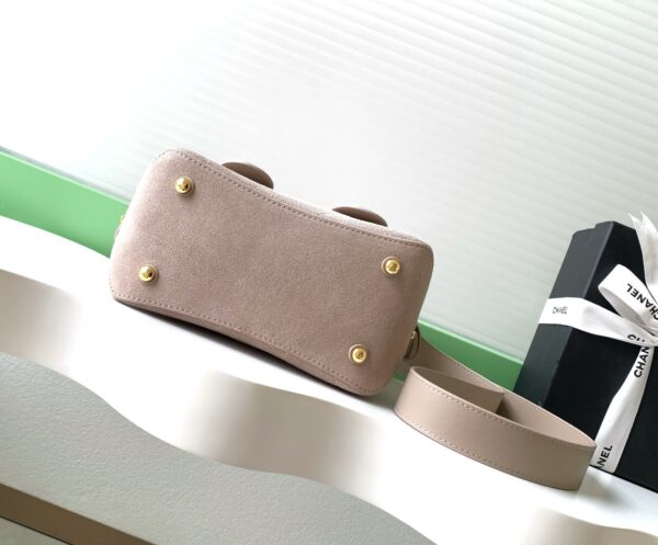 img_ecb71349_20260613_i1781286625647_1798_0_3_jpg CHANEL 26S BUCKET SHOULDER BAG MEDIUM 29 IN LIGHT BEIGE SUEDE AND CALFSKIN GOLD HARDWARE