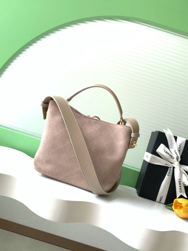 img_ecb71349_20260613_i1781286625665_2958_0_2_jpg CHANEL 26S BUCKET SHOULDER BAG MEDIUM 29 IN LIGHT BEIGE SUEDE AND CALFSKIN GOLD HARDWARE