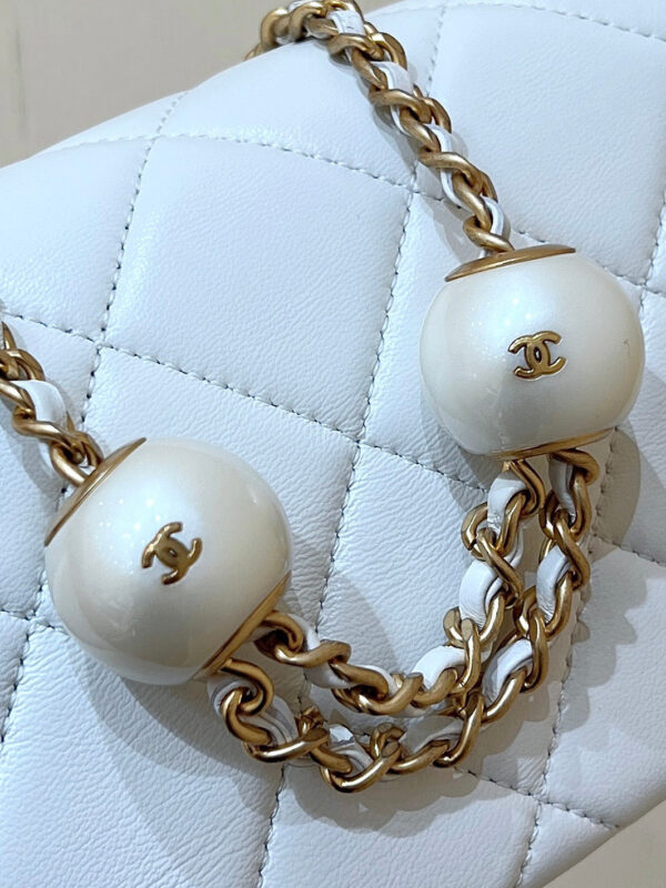 25S CHANEL CROSSBODY HANDBAG 17 IN WHITE LAMBSKIN GOLD HARDWARE