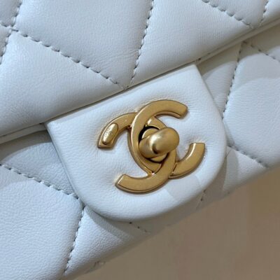 25S CHANEL CROSSBODY HANDBAG 17 IN WHITE LAMBSKIN GOLD HARDWARE
