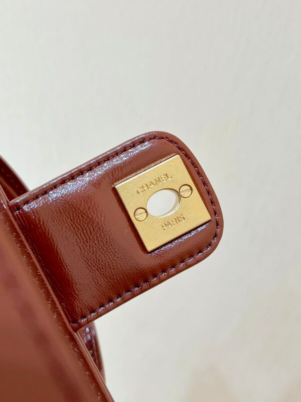 img_f3c7fd90_20240714_i1720939922_9526_0_jpg CHANEL TOP HANDLE BAG 18 IN BROWN OIL-WAX LAMBSKIN GOLD HARDWARE