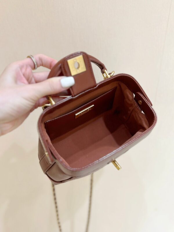 img_f3c7fd90_20240714_i1720939922_9601_6_jpg CHANEL TOP HANDLE BAG 18 IN BROWN OIL-WAX LAMBSKIN GOLD HARDWARE