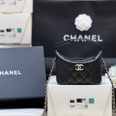 CHANEL 25S HOBO BAG 21 IN BLACK GRAINED CALFSKIN EMBELLISHED LOGO
