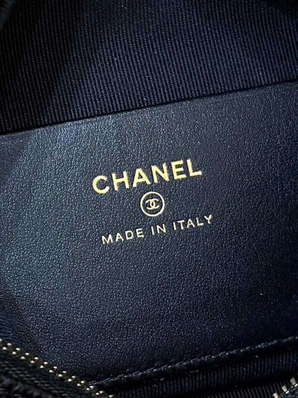 CHANEL 25S HOBO BAG 21 IN BLACK GRAINED CALFSKIN EMBELLISHED LOGO