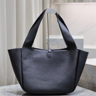 LE 5 À 7 BEA TOTE BAG 50 IN BLACK LAMBSKIN GOLD LOGO