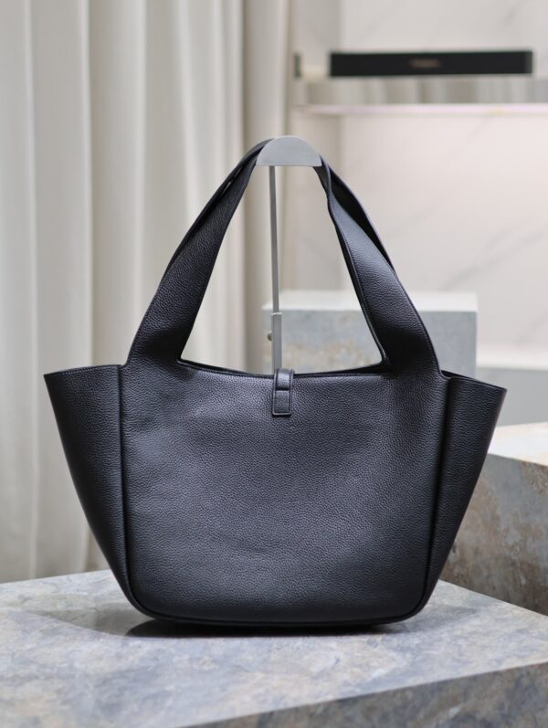 LE 5 À 7 BEA TOTE BAG 50 IN BLACK LAMBSKIN GOLD LOGO