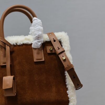 img_f8c0bdc9_20231221_i1703145032_1781_4_jpg SAC DE JOUR 26 IN BROWN SUEDE AND WHITE SHEARLING TRIM