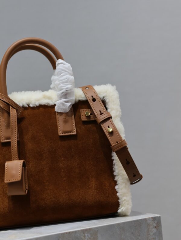 img_f8c0bdc9_20231221_i1703145032_1781_4_jpg SAC DE JOUR 26 IN BROWN SUEDE AND WHITE SHEARLING TRIM
