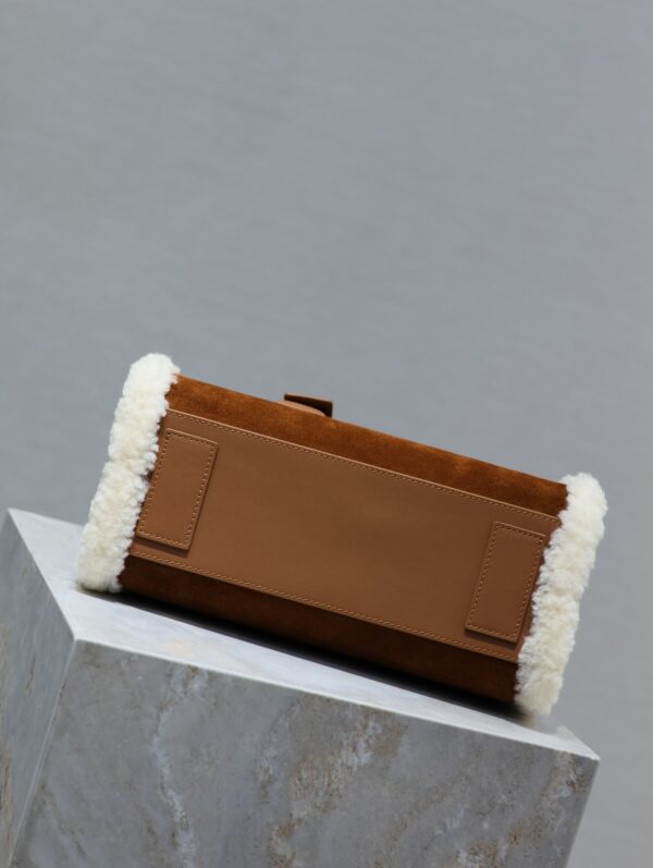 img_f8c0bdc9_20231221_i1703145032_5318_8_jpg SAC DE JOUR 26 IN BROWN SUEDE AND WHITE SHEARLING TRIM