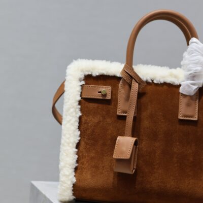 img_f8c0bdc9_20231221_i1703145032_5513_2_jpg SAC DE JOUR 26 IN BROWN SUEDE AND WHITE SHEARLING TRIM