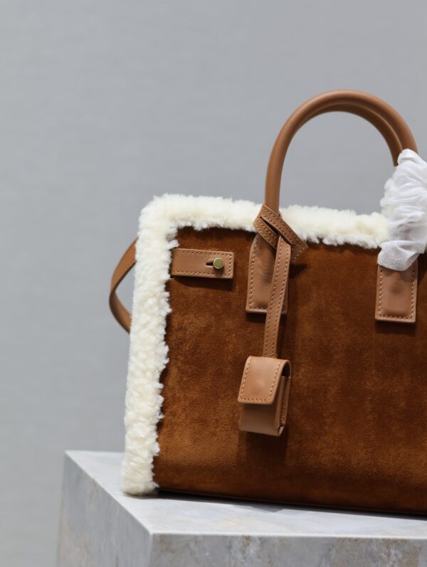 img_f8c0bdc9_20231221_i1703145032_5513_2_jpg SAC DE JOUR 26 IN BROWN SUEDE AND WHITE SHEARLING TRIM