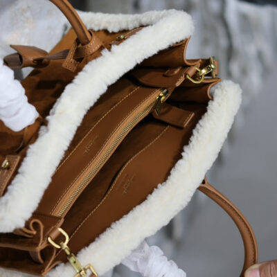 img_f8c0bdc9_20231221_i1703145032_5613_6_jpg SAC DE JOUR 26 IN BROWN SUEDE AND WHITE SHEARLING TRIM