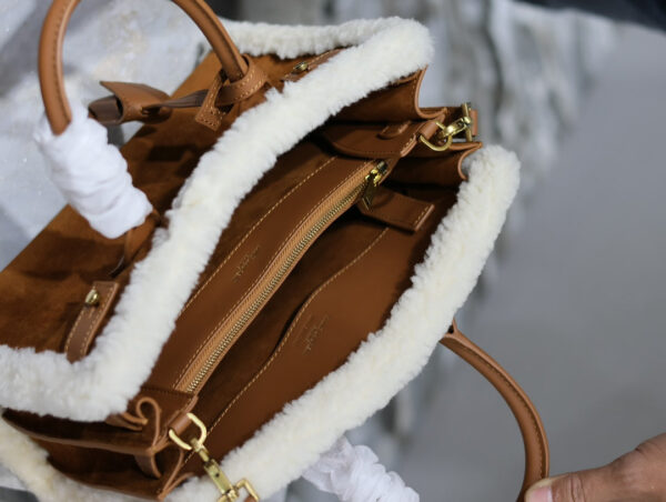 img_f8c0bdc9_20231221_i1703145032_5613_6_jpg SAC DE JOUR 26 IN BROWN SUEDE AND WHITE SHEARLING TRIM
